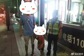 男孩不慎街头走失 热心民警合力助其找家人图片
