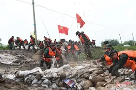 安徽武警：党员奋战在堤坝图片