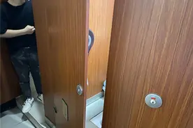 看到漂亮女顾客 小伙子一时好奇冲动被行政拘留图片