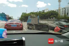 交通拍客 | 海口一小货车拉近百根钢筋超出车身 后方车辆不敢靠近图片