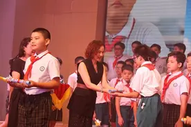 凤凰花开季，中山这间小学126名毕业生，上六年级“最后一课”图片