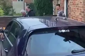 英雄待遇！利兹联球迷扎堆上门道贺，贝尔萨低调致谢视频封面