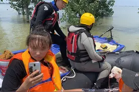 暖心一幕！洪水中，他们救起一只小狗图片