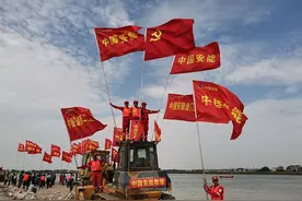 刚刚！江西鄱阳昌州乡中洲圩溃口成功实现合龙图片