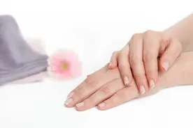 指甲上的“月牙”和“黑线”代表疾病？现在知道还不晚……图片