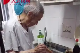 暖暖的很贴心！爷爷躲厨房给孙女碗里挑肉图片