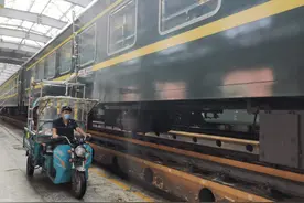 铁路“洗车工”研发出移动清洁车节能高效图片