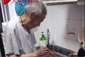 暖暖的很贴心！爷爷躲厨房给孙女碗里挑肉图片