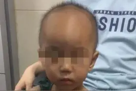 2岁女娃见父母吵架，独自出门散心，家长却浑然不知……图片