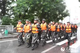 湖北恩施：暴雨持续 州城多处低洼地被淹图片