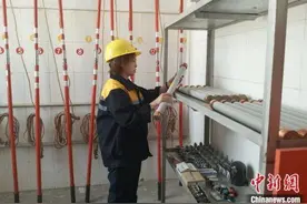 青藏铁路供电女工长：巾帼不让须眉图片