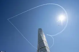 向你比心！斯堪的纳维亚飞行表演队在天空画出“爱心”图片