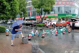 机动车道上窨井不断冒水 路口已被警戒线封住图片