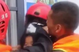 满满的安全感！被救小女孩在消防员怀里满眼崇拜！视频封面