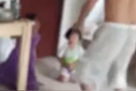 男子拿衣架暴打3女童惹众怒 教育专家：粗暴、违法图片