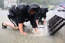 他们是谁？蹲水里徒手清杂物排水图片