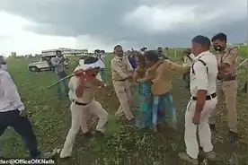 印度贱民夫妇遭警察棍棒群殴 被驱逐出耕种的土地 回家就喝了农药图片