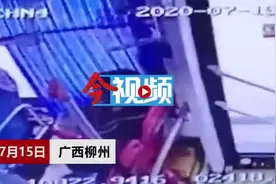 柳州一公交车上，女子手拎口罩就是不戴！司机乘客提醒竟遭怼图片