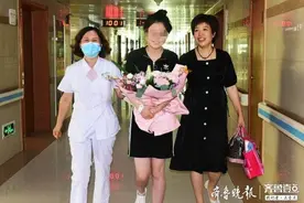 蓬莱医生跪地施救的女孩出院了！“高妈妈”为她配新眼镜、送鲜花图片