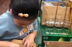 小学生“赚”180块，拿173块请父母吃饭，被问心不心疼时一句话令人泪目图片