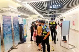 暖！5名盲人乘坐地铁乘客纷纷起身让座，民警一路护送到达目的地图片