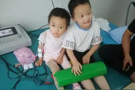 深圳一4岁女孩从8楼坠落至3楼，术后偏瘫经康复治疗能走路图片