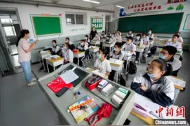 太原初三学生离校准备中考 与老师泪别依依不舍图片