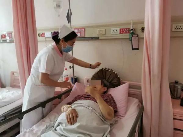 被困别墅的男孩攻略（西安一对母女被困电梯4天机智求生住4层别墅）