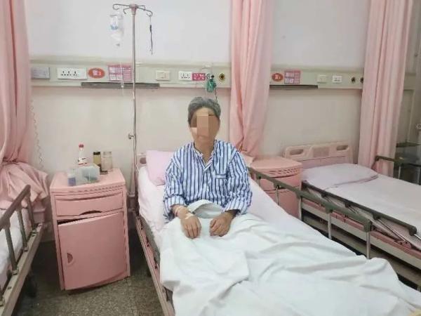 西安一对母女被困电梯4天机智求生！“住4层别墅，没带手机”