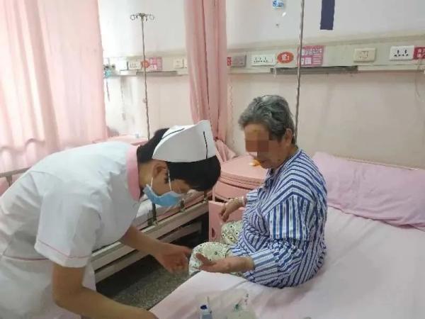 西安一对母女被困电梯4天机智求生！“住4层别墅，没带手机”