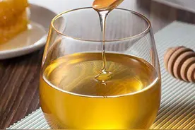 夜读｜每一杯蜂蜜都是炼过几只蜂的图片