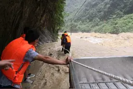 湖北恩施一家三口被困山洪，民警拉出三百米救命绳图片