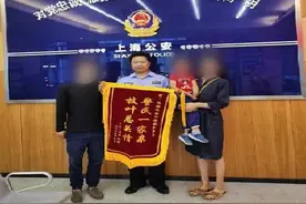 小男孩临港海边玩耍忽然晕厥，民警路过将其火速送到医院图片