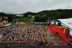 线上线下同步启动“送欢乐下基层”学雷锋文艺志愿服务走进新县图片