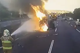 高速路上飞来报纸贴挡风玻璃 驾驶伸手清理酿翻车秒变火球图片