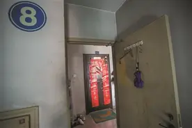 53岁来大姐离奇失踪14天 警方扩大搜索范围，再次勘查现场！媒体记者演示来大姐可能离开的三条路线图片