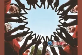 漳州中考现花式送考 红衣服+向日葵祝考生一举夺“葵”图片