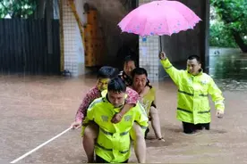 护送被困孕妇、涉洪水背出老人……开州警方一线抗洪抢险全力救援群众图片