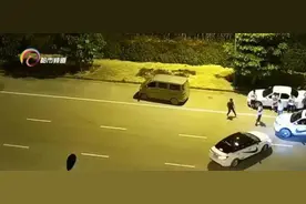 奔驰、凯迪拉克风驰电掣甩尾、漂移……豪横车队大街上飙车，警方出动100多人“一锅端”了图片