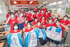 初三最后一课，孩子们在校服上互留祝福图片