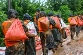 这10个抗洪大堤上的“最美镜头”，每一个都让人心疼……图片