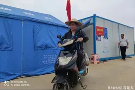 洪水不退人不退！蔡甸村干部腿部骨折仍带伤坚守一线抗洪图片
