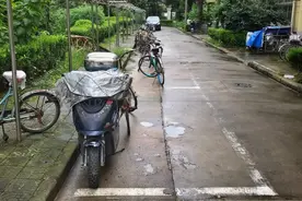 浦东三林新华苑占车位大战：木框、手推车、电瓶车、共享单车齐上阵……图片