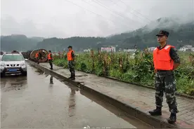 重庆彭水一封闭老桥垮塌一人落水搜救仍在继续图片