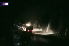 凉山：山洪倾泻成瀑布 司机硬闯被困图片