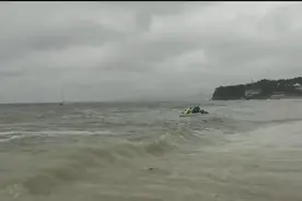 大雨中，有人发现年轻女孩不打伞站在悬崖上…再回头她不见了图片