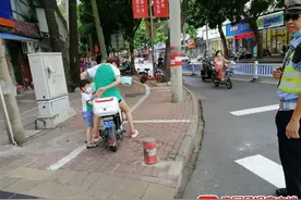 南宁电动车被禁止在人行道上行驶 多人被现场拦截图片
