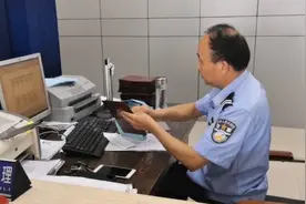 洪灾后，派出所连夜补办60多本户口簿视频封面