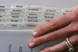 白宫发言人的神秘文件夹，一眼看到“CHINA”图片