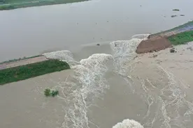 安徽全椒爆破泄洪航拍：洪水从爆破口涌出，圩区一片汪洋图片